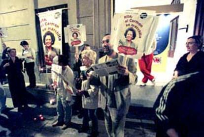 Vecinos de El Carme, anoche, protestan contra el ruido y la degradación del barrio.