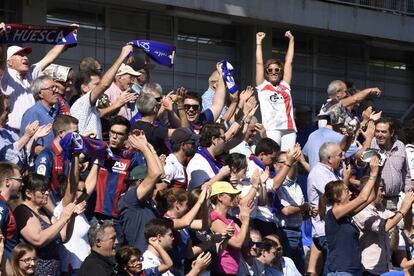 Aficionados de la SD Huesca durante un encuentro en el estadio El Alcoraz de la temporada pasada.