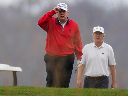 Donald Trump juega al golf en un club de Sterling, en el Estado de Virginia, el sábado.