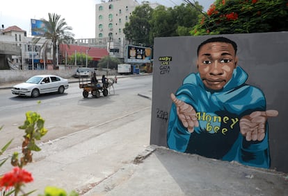 Grafiti con la imagen de Khaby Lame, en la ciudad de Gaza. 