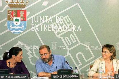 La consejera de la Presidencia, Casilda Gutierrez, el de Desarrollo Rural Francisco Javier López Iniesta y la delegada del Gobierno en Extremadura, Carmen Pereira.