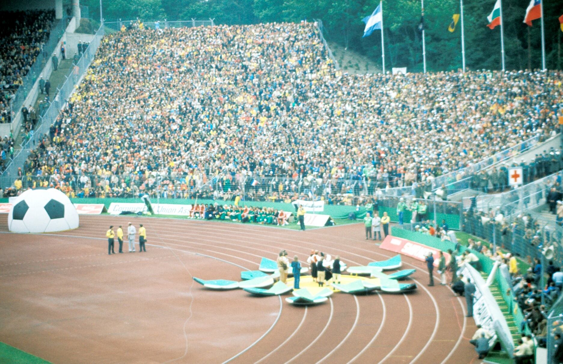 El estadio durante la ceremonia de apertura de la Copa Mundial de la FIFA 1974.