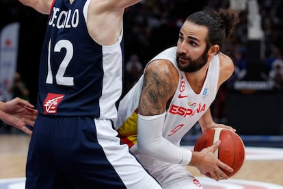 Ricky Rubio, con el balón, ante De Colo durante el Francia-España en Bercy.