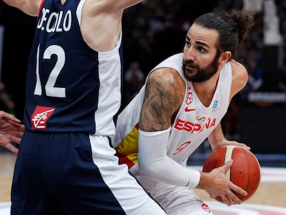 Ricky Rubio, con el balón, ante De Colo durante el Francia-España en Bercy.