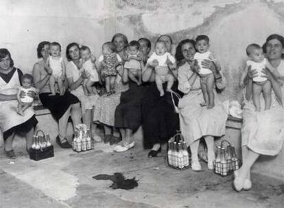 Varias mujeres con la <i>gota de leche, </i>la ayuda a la lactancia, cuando ya existía la baja por maternidad (1933).