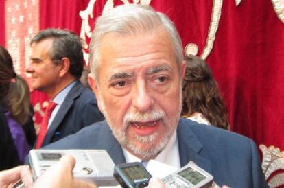 Antonio Beteta comparece ante los medios.