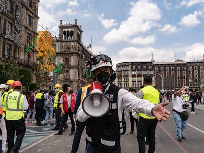 Ciudadanos en el Zócalo de Ciudad de México, después de simulacro del 19 de septiembre de 2022.