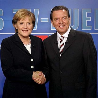 Gerhard Schröder estrecha la mano de su contrincante democristiana, Angela Merkel, antes de las elecciones.