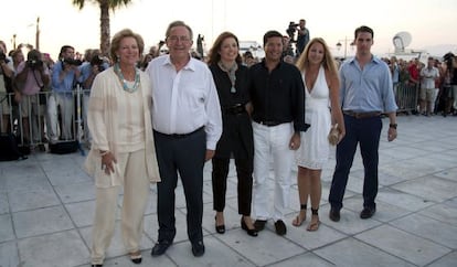 Ana María y Constantino, con su hija Alexia y el marido de esta, y los menores de la familia Teodora y Felipe.