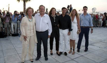 Ana Mar&iacute;a y Constantino, con su hija Alexia y el marido de esta, y los menores de la familia Teodora y Felipe.