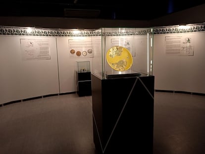 Sala del museo donde se expone el ataifor de Guadalajara con paneles explicativos.