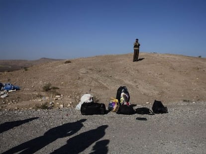 Varios refugiados intentan cruzar de Siria a Irak.