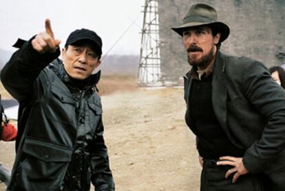 Zhang Yimou dirige a Christian Bale en <i>The flowers of war.</i>