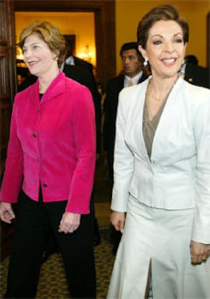 Las primeras damas también han sido protagonistas en el arranque de la cumbre. En la imagen posan juntas la esposa del presidente Bush, Laura, y la de Fox, Martha Sahagún.