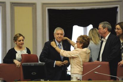 Mertxe Etxezarreta, de EB, presidenta de la Mesa de Edad, coloca a Zárate su medalla oficial tras ser elegido presidente de las Juntas.