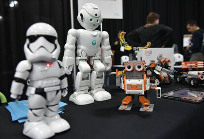 Robots de UBTECH, entre los que están un Stormtrooper de la Primera Orden (i), y el asistente de voz de Amazon Alexa habilitado "lynx" (c) durante el evento de presentación preliminar de CES Unveiled en el Mandalay Bay, Las Vegas, el 7 de enero de 2018. 