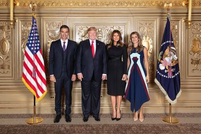 Pedro Sánchez, Donald Trump y las primeras damas, Begoña Gómez y Melania Trump, posan para una foto de familia durante la Asamblea General de la ONU.