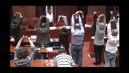 Los diputados hacen estiramientos durante un receso de la comisión de Salud