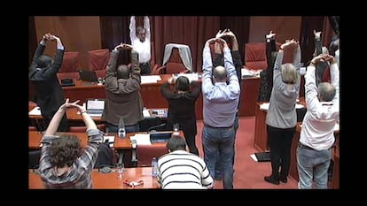 Los diputados hacen estiramientos durante un receso de la comisi&oacute;n de Salud