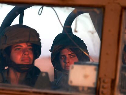 Dos mujeres soldado israelíes en la frontera con Egipto, en 2021.