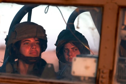 Dos mujeres soldado israelíes en la frontera con Egipto, en 2021.