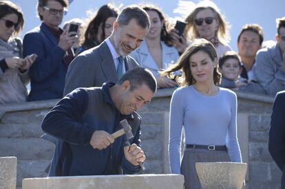 Durante la visita los Reyes han tenido la oportunidad de ver como se sigue tallando la piedra artesanalmente.