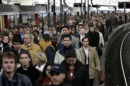 Los sindicatos franceses han convocado una jornada de huelga "por el empleo y contra la precariedad" en la que esperan paralizar el país. En la imagen, la Gare du Nord de París esta mañana.