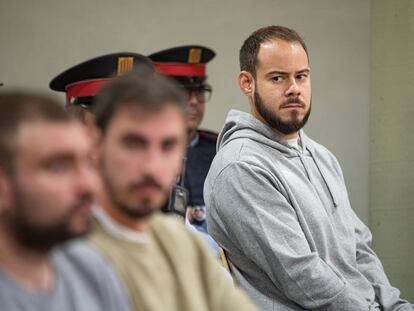 El rapero Pablo Hasél (a la derecha) durante un juicio en la Audiencia de Lleida, este miércoles.