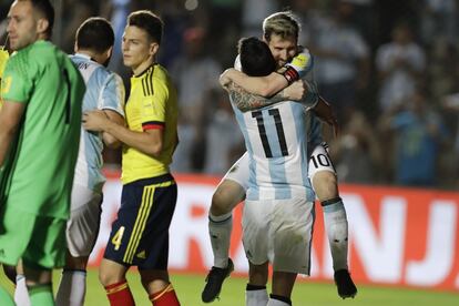 Messi abraza a su compañero de la selección, Di Maria, tras marcar el segundo gol del equipo ante Colombia.
