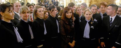 Cristina Fernández de Kirchner se fotografía con personal de Aerolíneas Argentinas en la Casa Rosada