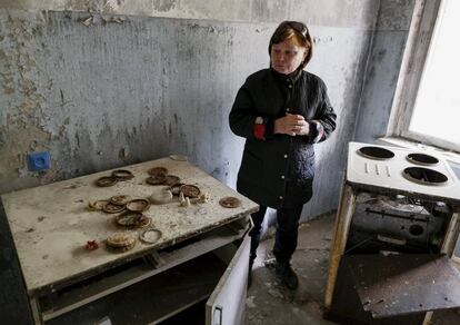 Una superviviente del accidente nuclear posa en su vivienda 30 años después.