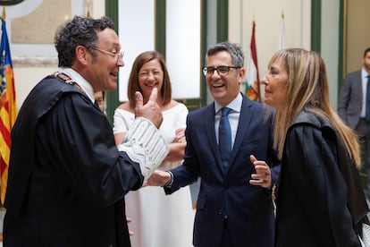 La magistrada Isabel Perelló (derecha) conversa con el ministro Félix Bolaños, la presidenta del Congreso, Francina Armengol, y el fiscal general del Estado Álvaro García Ortiz, el pasado miércoles en Madrid.