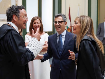 La magistrada Isabel Perelló (derecha) conversa con el ministro Félix Bolaños, la presidenta del Congreso, Francina Armengol, y el fiscal general del Estado, Álvaro García Ortiz, el pasado miércoles en Madrid.