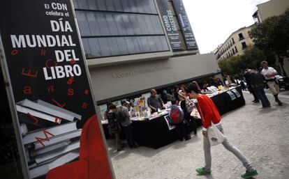 Algunas librerías también llevaron sus obras a las calles de Lavapiés.