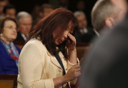 La representante Tammy Duckworth seca sus lágrimas durante una ovación para el sargento de primera clase del ejército de EE.UU. Cory Remsburg (no en la foto), herido en servicio en Afganistán. Ella también es veterana de guerra. Perdió en un accidente en la guerra de Iraq las dos piernas y sufrió serias heridas en un brazo.