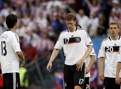 Mertesacker, Podolski y Lahm (de izquierda a derecha), tras la derrota de Alemania ante Croacia.
