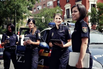 Carolina González, segunda por la derecha, con algunas de las compañeras del equipo de redes sociales de la policía.