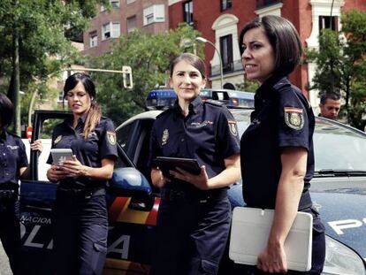 Carolina González, segunda por la derecha, con algunas de las compañeras del equipo de redes sociales de la policía.