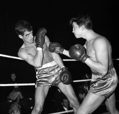 Belmondo era aficionado al boxeo y lo practicó durante su juventud. En la fotografía, la futura estrella de la pantalla francesa esquiva un golpe durante un combate en París en 1960.