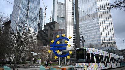 Escultura del euro en Fráncfort.