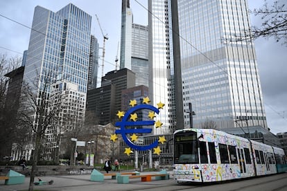 Escultura sobre el euro en el centro de Fráncfort, sede del BCE. 