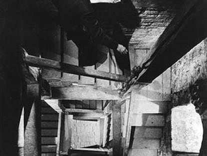 El narrador de 'Amor en vilo' ve a su amada por el hueco de la escalera de su oficina, por la que ella desciende, como Kim Novak (en la imagen) en 'Vértigo'.