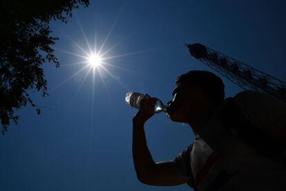 Un hombre bebe agua en el centro de Miln (Italia), el 22 de junio.