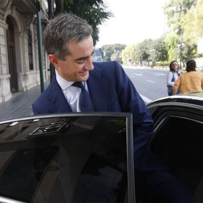 Ricardo Costa entra en su coche oficial, el pasado día 7.
