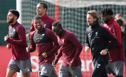 Gomez, Wijnaldum, Matip detrás, Mané, el fisio Kornmayer y Origi.