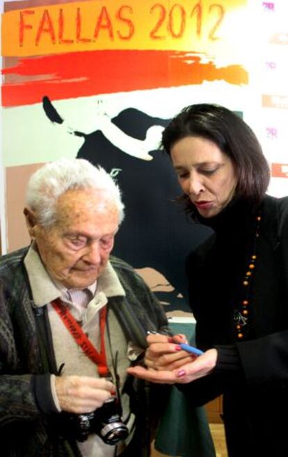 Paola Dominguín saluda al fotógrafo Paco Cano, ayer, durante la presentación del diseño del cartel de la Feria de Fallas 2012.