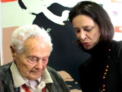 Paola Dominguín saluda al fotógrafo Paco Cano, ayer, durante la presentación del diseño del cartel de la Feria de Fallas 2012.