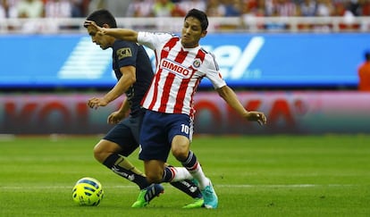 Reyna, vestido con el uniforme de Chivas.