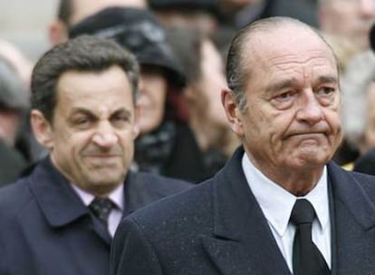 Nicolas Sarkozy (detrás) y Jacques Chirac, en un acto de homenaje a la resistente fallecida Lucie Aubrac.