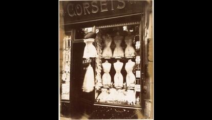 'Bulevar de Estrasburgo', Pars, 1912. Atget encontr su vocacin en 1897, a la edad de 40 a?os, despus de haber sido marinero, actor de segunda fila, y pintor. Se obsesion por lo que el denominaba "documentos para artistas" de Pars y sus alrededores con una compilacin de la arquitectura, del paisaje y de los artefactos que distinguan la cultura y la historia francesa. Hacia el final de su vida, Atget haba amasado un archivo de ms de 8.000 negativos, que organiz en categoras takes como los interiores parisinos, los vehculos en Pars, y los peque?os oficios. En este inventario, los escaparates son particularmente importantes, con la exhibicin de maniques como el rasgo ms sobresaliente. En los a?os veinte los surrealistas reconocieron en Atget a un alma gemela y reprodujeron sus fotografas en sus publicaciones y crticas. Los maniques antiguos como los que aparecen en la imagen le impresionaban como figuras fantasmales, analogas onricas de los seres humanos.